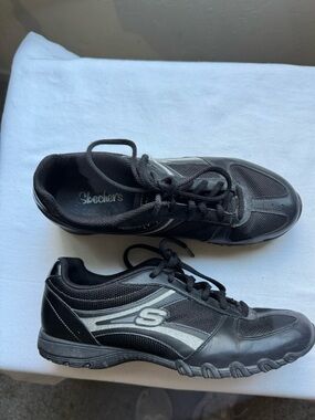 Y2K Skechers athletic shoes breathable mesh panels and silver accents, Size 8.5